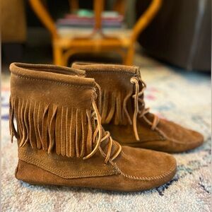 Minnetonka dark tan brown Suede Fringe Moccasin ankle boots